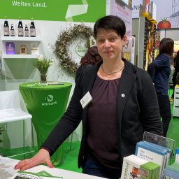 Tourismusmanagerin Jeanett Czinzoll begrüßt die Besucher am Messestand auf der IGW Berlin 2023